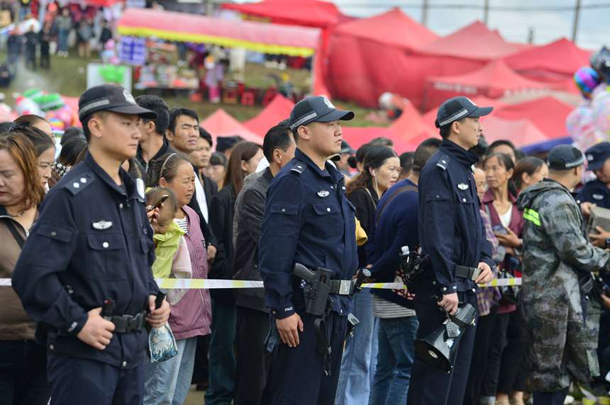 民辅警在珠藏镇青山羊场“谷花节”安保。