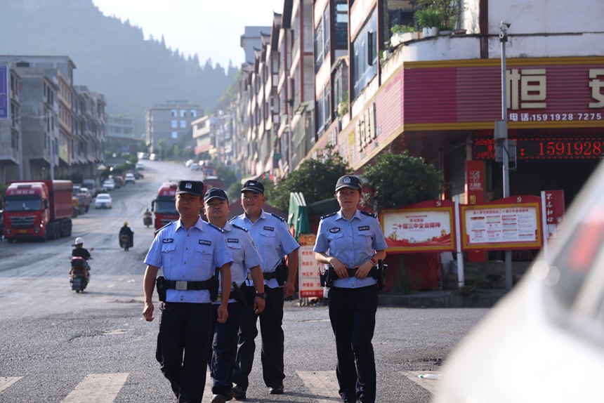 民辅警开展巡逻。