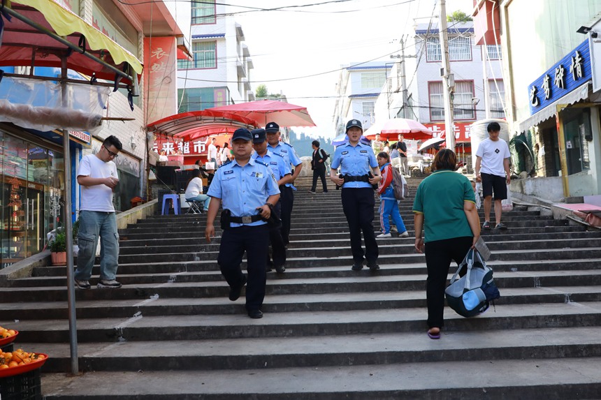 民辅警在集市开展巡逻防控工作。