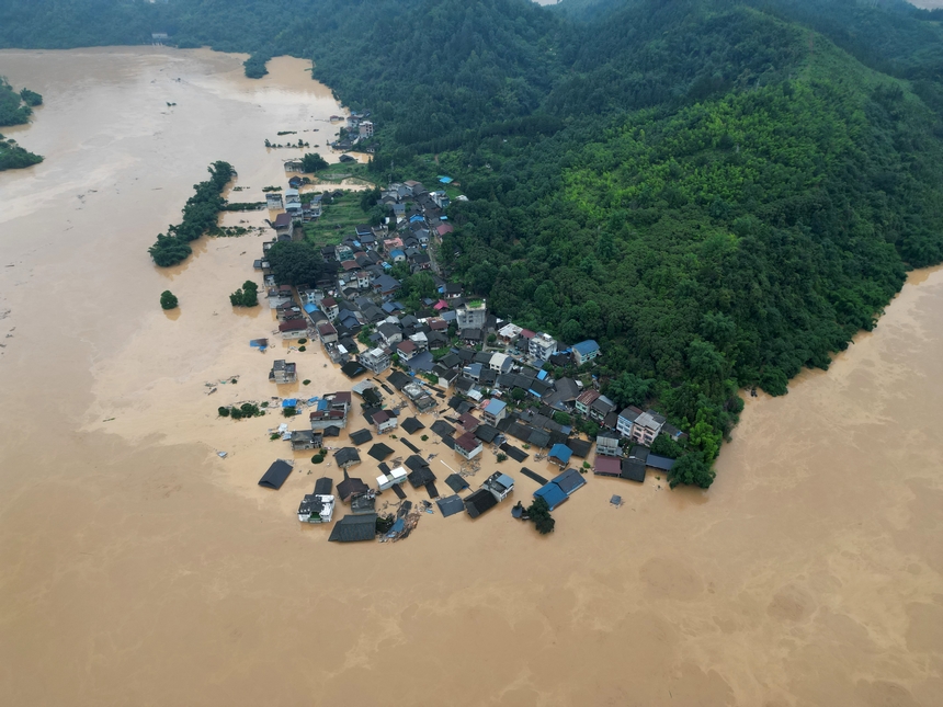 6月24日，拍摄被洪水淹没的贵州省榕江县古州镇杨家湾村。（无人机照片）