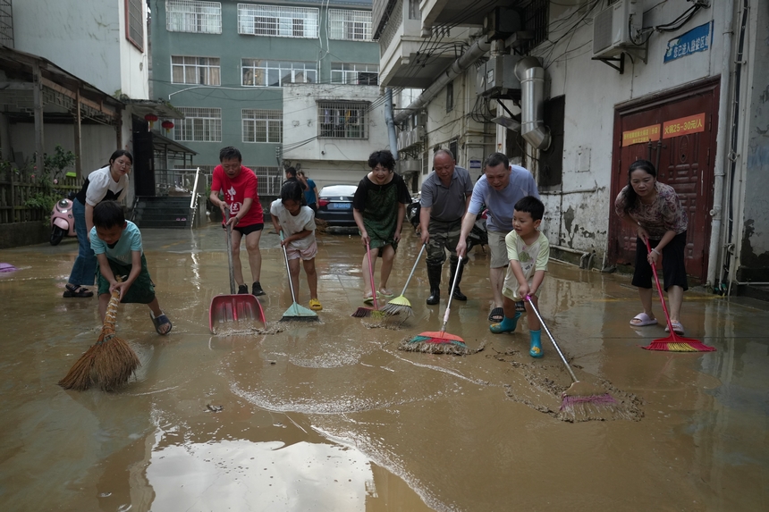 6月24日，贵州省榕江县城，群众在抢险自救。 