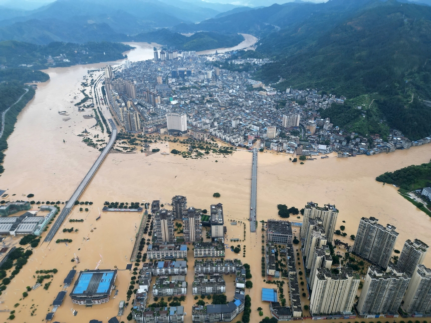 6月24日，拍摄被洪水淹没的贵州省榕江县城（无人机照片）。