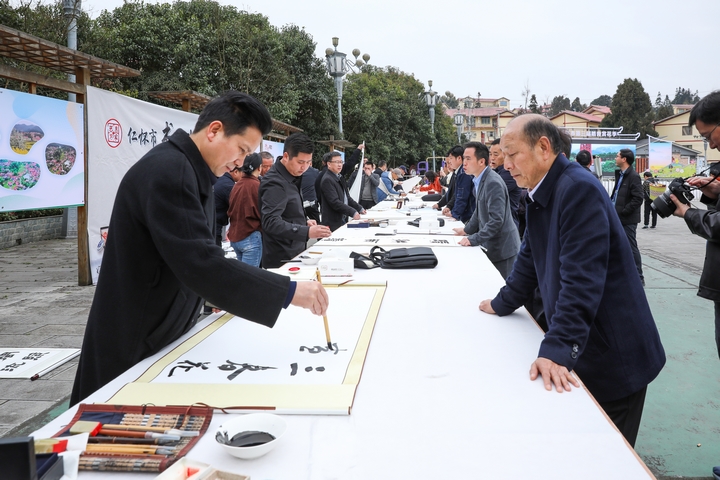 在银水村文化广场，仁怀市文联开展“书法进万家”活动..jpg