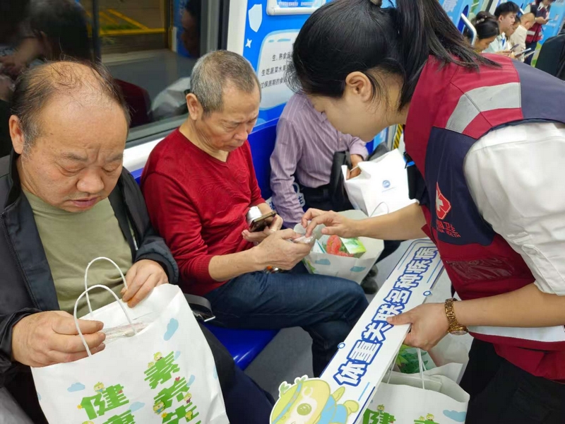 隨車健康科普員為乘客講。解健康知識 