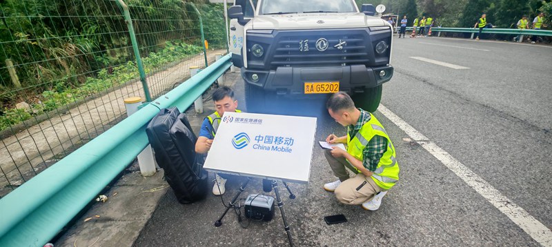 贵州移动应急通信保障先锋队现场作业。