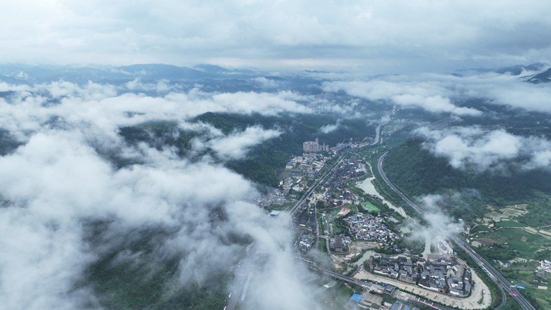 云海“包裹下的”景区景点。