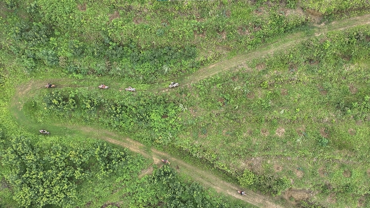 越野摩托车正在山间行驶。