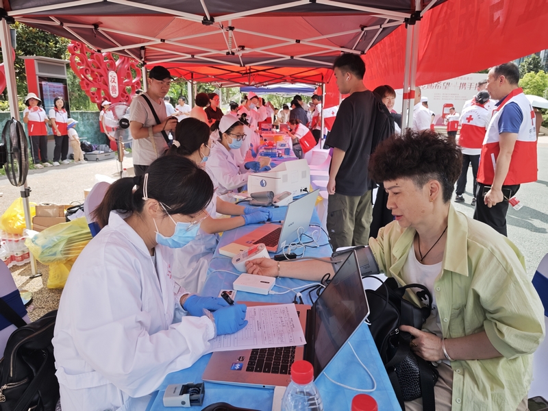 市民正在献血。