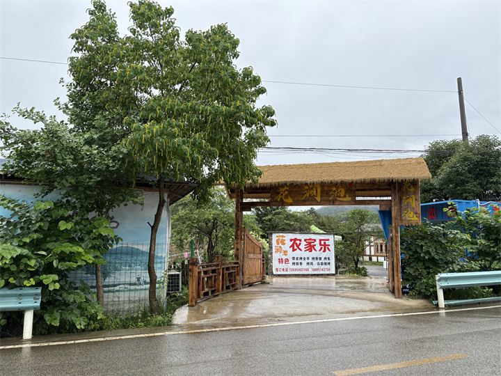 国小碧打扫庭院卫生.jpg