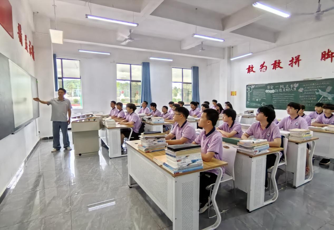 學生正在認真聽講。