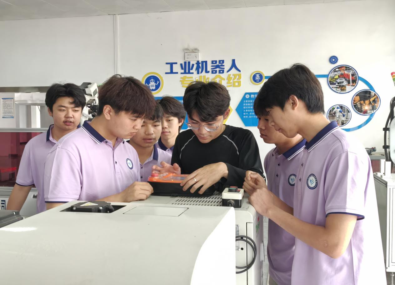 學生在實訓室裡動手操作機器人。