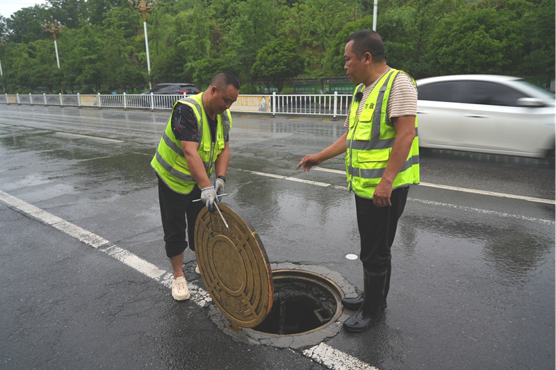 维修人员正开展路面巡查作业。