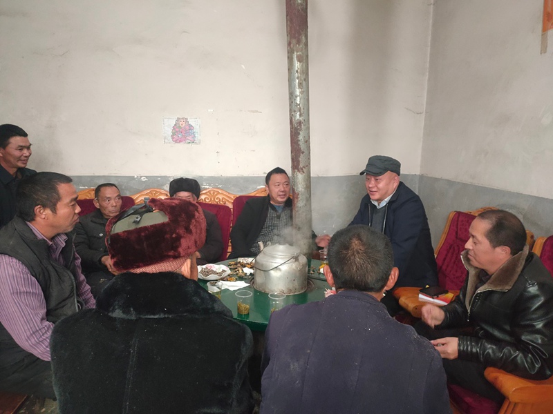 赵军入户向群众宣传国家政策。