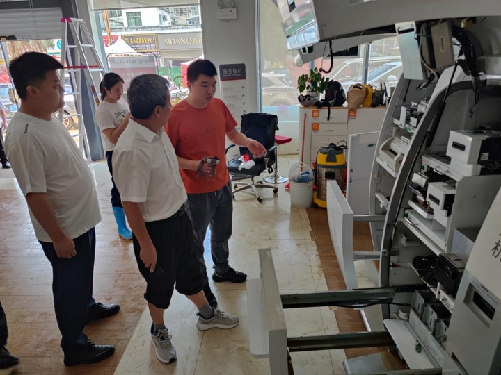 为尽快恢复金融服务，工行凯里分行工作人员对网点现场设备进行维修查看.jpg