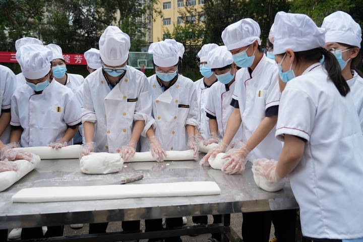学生正在制作花甜粑（民中供图）.JPG