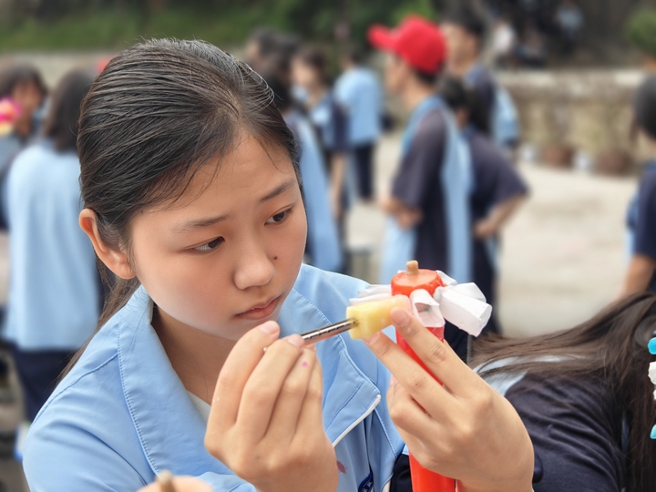 学生正在制作花烛03（民中供图）.jpg