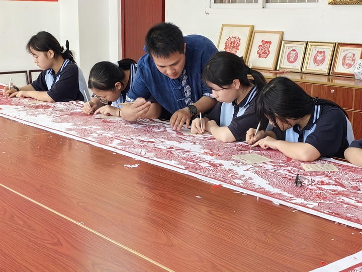 指导学生刻作品（何敏摄）.jpg