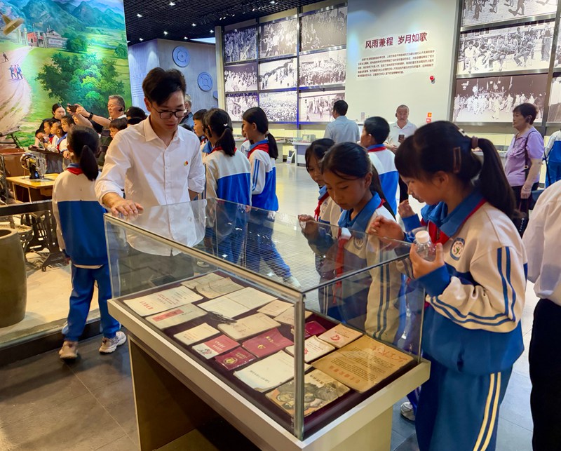 安順市關工委聯合平壩區關工委開展“游基地 學黨史”主題活動。