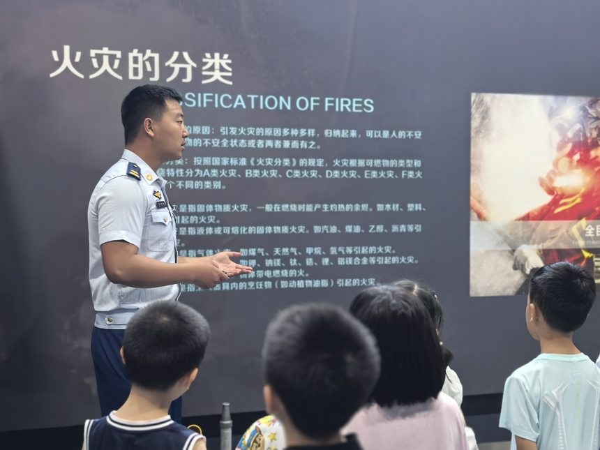 消防宣传员引导亲子家庭参观了消防科普教育馆。