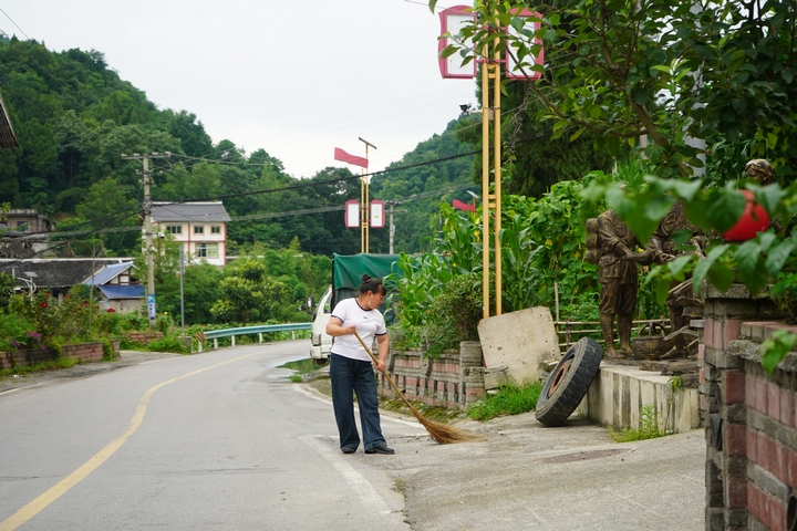 村民正在打扫自家庭院 黄源汇 摄.jpg