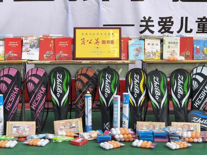 捐赠的物品 蔡昀 摄.jpg
