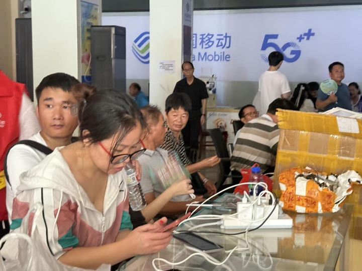 榕江移動為市民提供手機充電服務。.jpg
