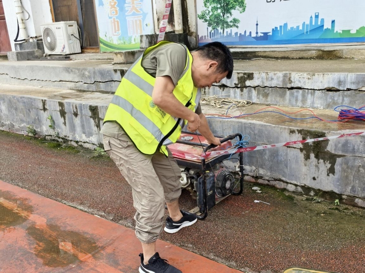 貴州移動工作人員堅守抗洪一線保通信.jpg