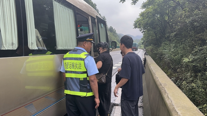 執法人員將乘客護送上轉運車輛。.JPG