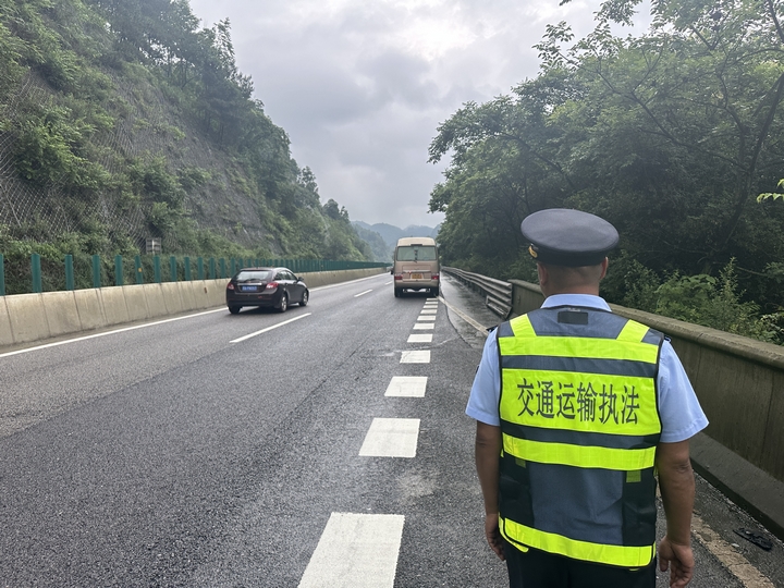 執法人員守護轉運車輛安全離開。.JPG