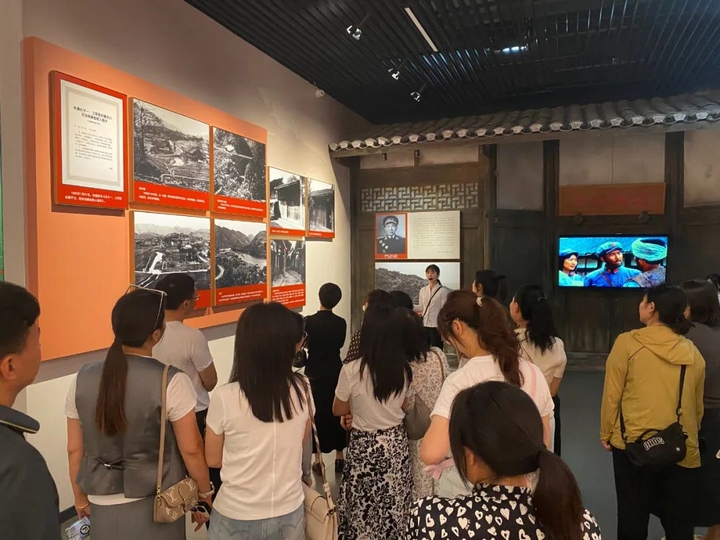 干部家属参观四渡赤水纪念馆。习水县融媒体中心供图.jpg