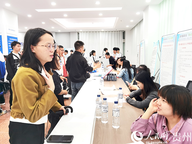 招聘会现场。人民网记者 王秀芳摄