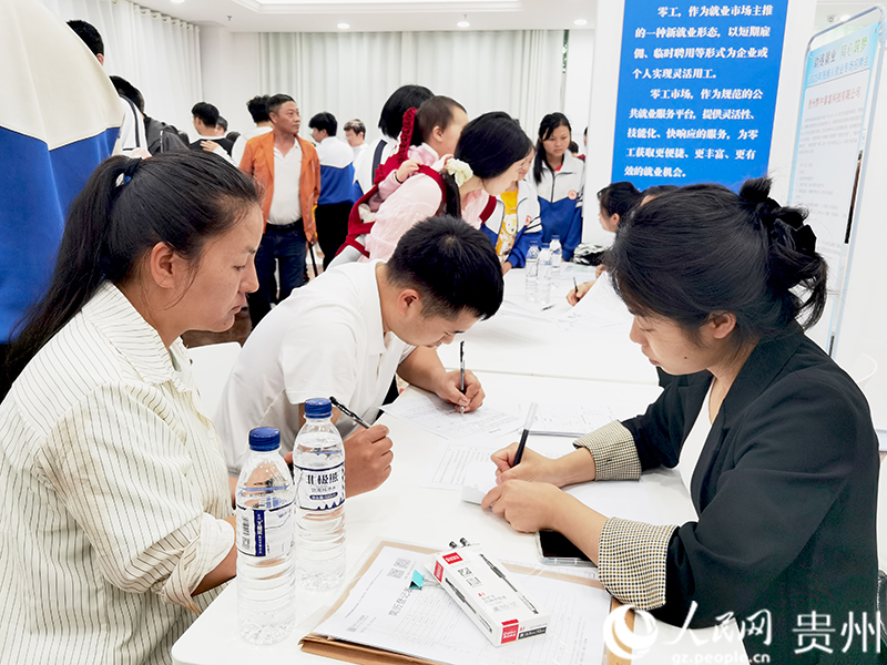 招聘会现场。人民网记者 王秀芳摄