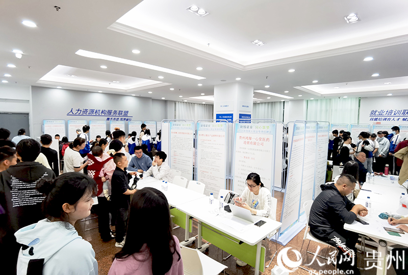 招聘会现场。人民网记者 王秀芳摄