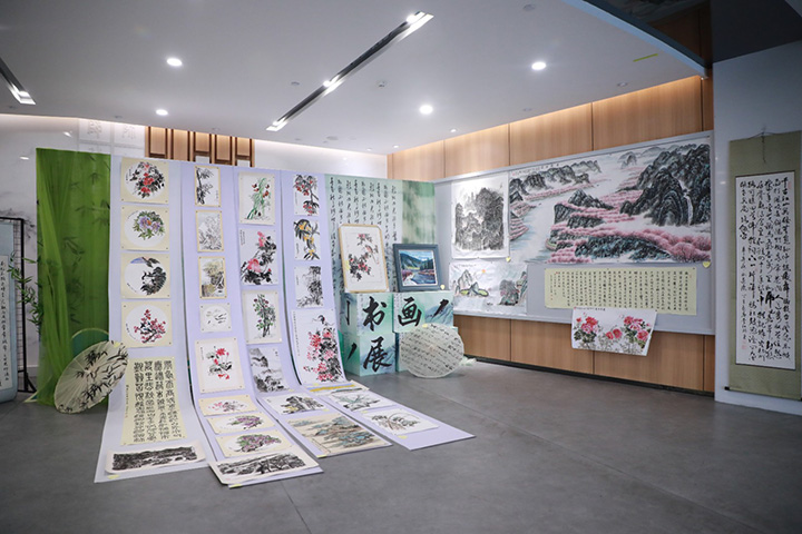 老年学员的书画作品展。