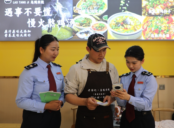 普安县税务局税务人员深入商业街、农贸市场、乡镇集市,为个体工商户开展“一对一”上门辅导及宣传税收相关政策。(刘宇 摄).jpg