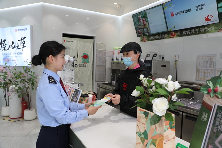 普安县税务局税务人员上门了解个体工商户涉税诉求，现场辅导解决疑难问题，宣传讲解适用政策。（刘宇 摄）.JPG