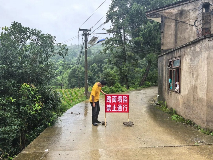 交通警示标志.jpg