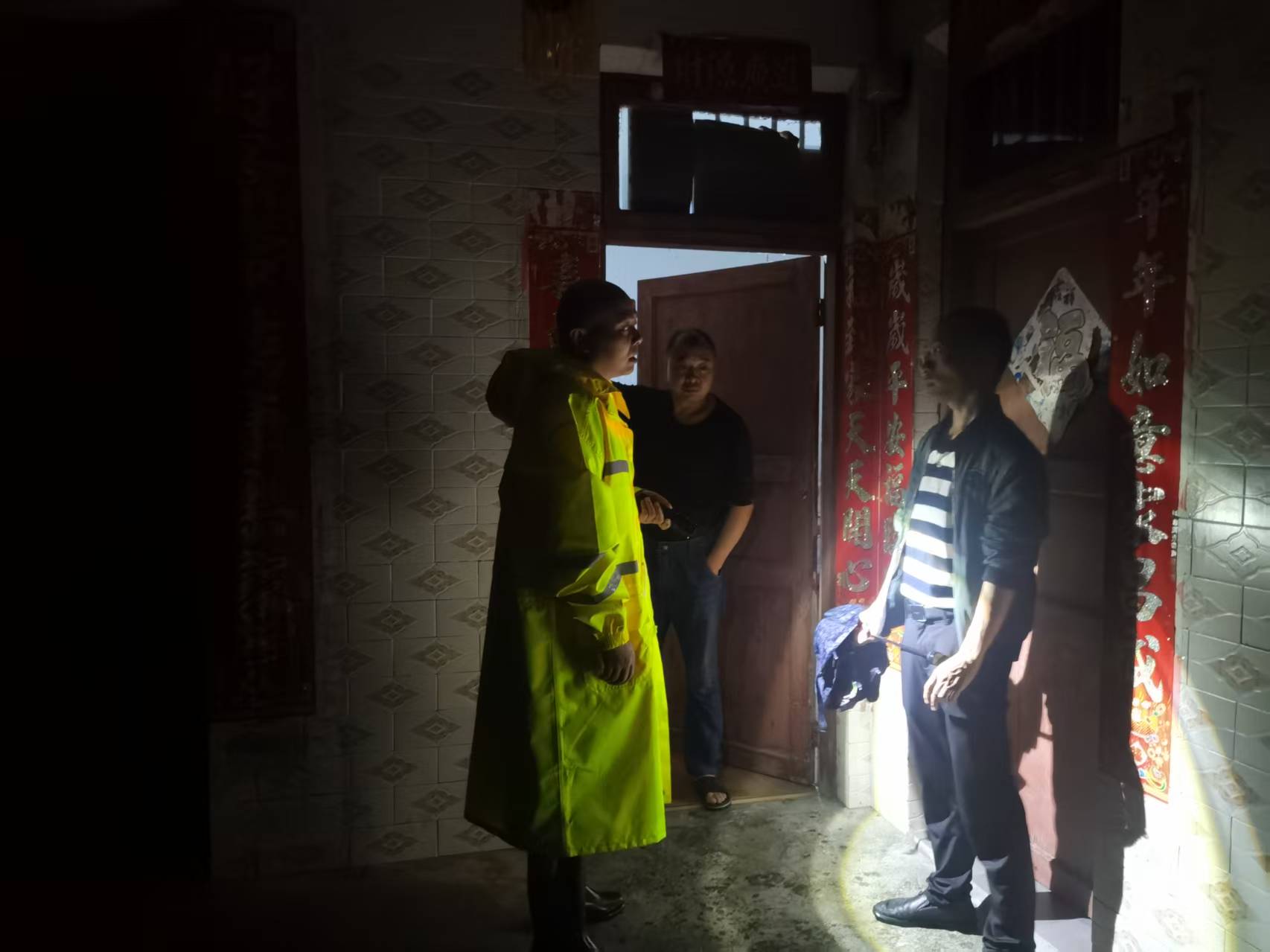 金中镇劝导危险区域群众安全转移.jpg