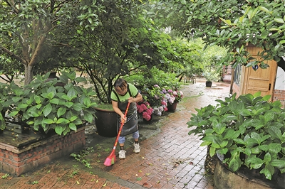 响水岩农家乐管理人员国小必在清扫院里的落叶。.jpg