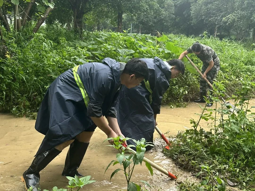 建設銀行貴州黔東南州榕江支行員工在汛前為河道清淤。