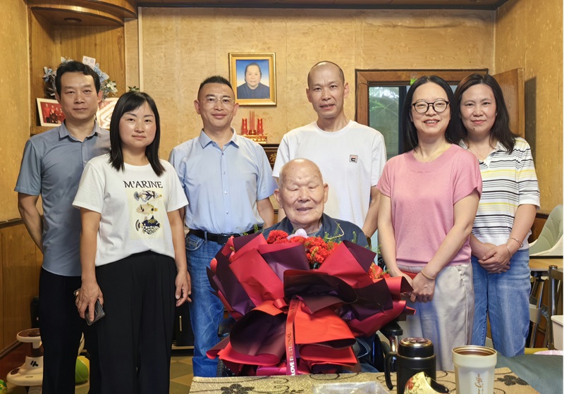 图为黔西南州委老干部局看望慰问百岁离休干部。