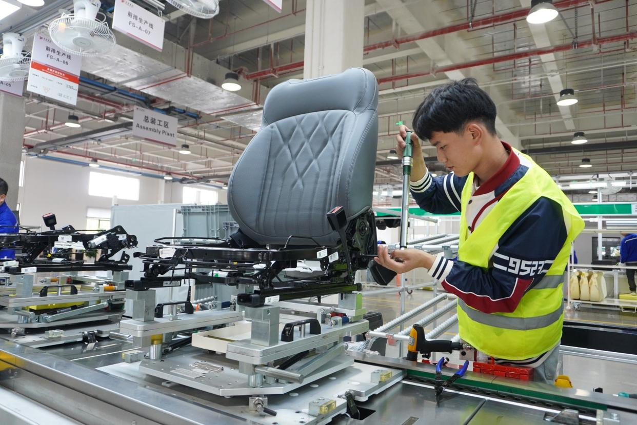 貴陽雙英汽車座椅有限公司廠房內正在生產產品樣品..png