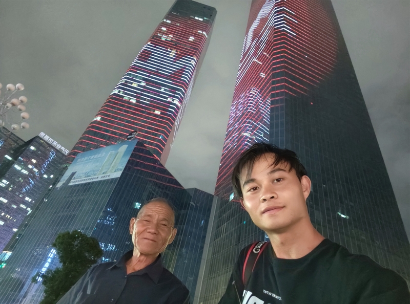杨国重带着父亲四处游览。