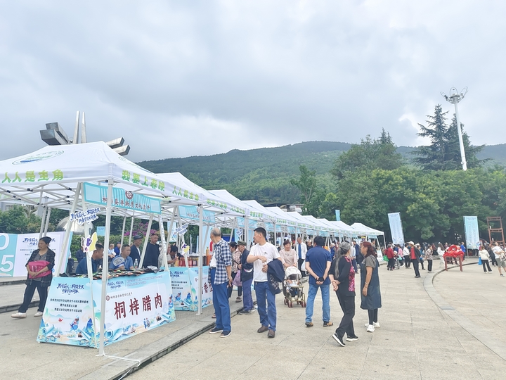 非遗市集内商品琳琅满目 吸引众多市民购买。陈娟摄.jpg