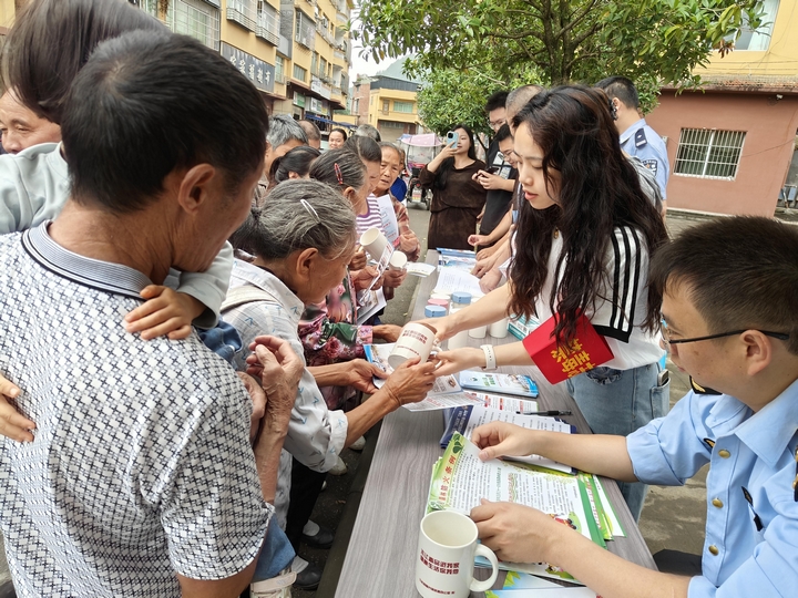 隆兴镇：设点宣传送资料，禁毒意识入万家.jpg