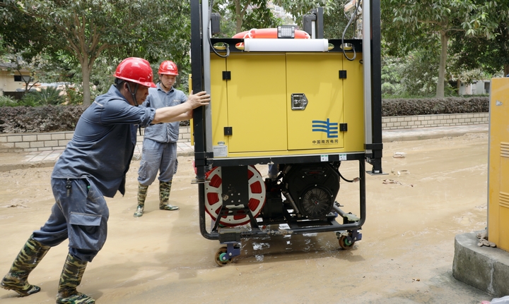 應用多功能便捷式發電機發電排洪（盧關文 攝）.JPG