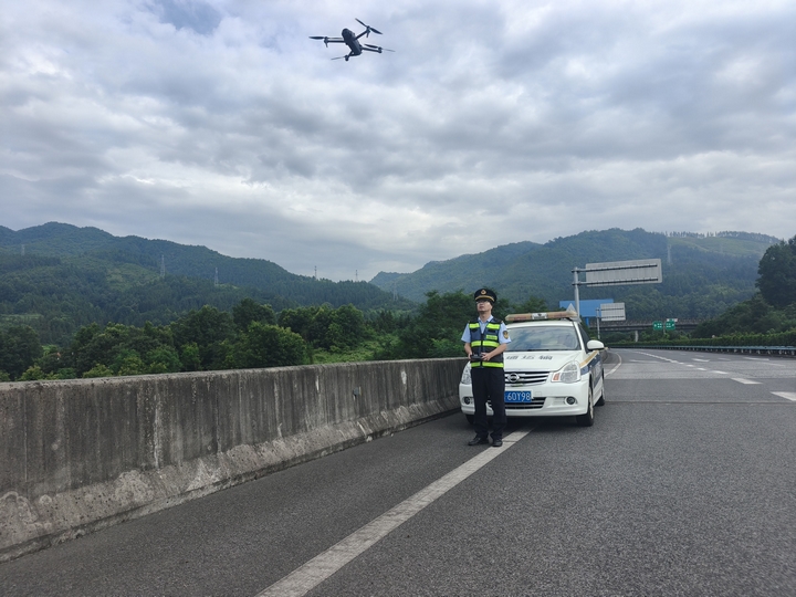 执法人员利用无人机巡查桥下空间.jpg