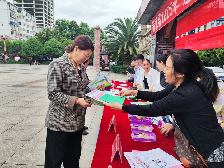 赫章縣多部門聯合開展全國節能宣傳周和全國低碳日宣傳活動。羅靜漪攝.jpg