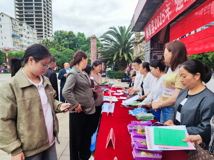 赫章县多部门联合开展全国节能宣传周和全国低碳日宣传活动。罗静漪摄
