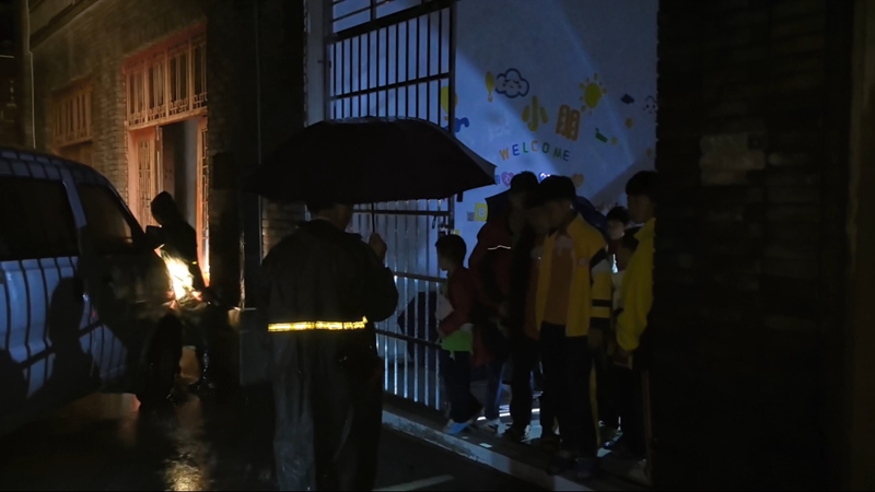 贵州三都：暴雨来袭 连夜转移1441名群众。